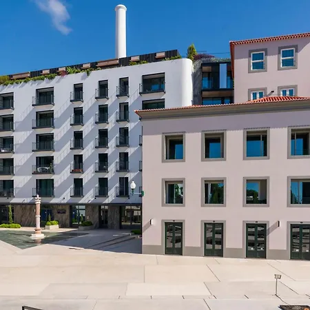 Savoy Insular V By An Island