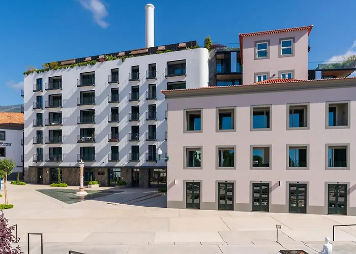 Savoy Insular V By An Island